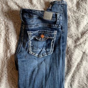 DAYTRIP (BUCKLE JEANS)